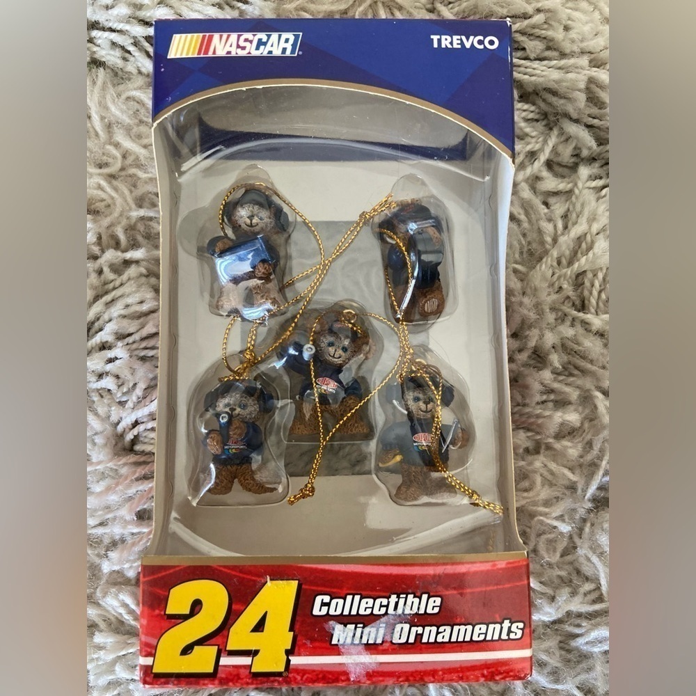 NASCAR Trevco Collectible Mini Bear Pit Crew Ornament #24 Jeff Gordon Chevrolet